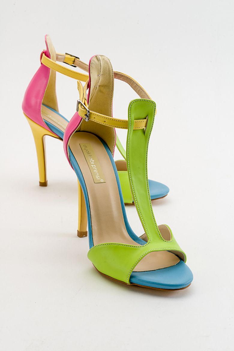 Naola Toka Detaylı İnce Topuk 10 Cm Yeşil Renkli Mat Topuklu Ayakkabı resmi