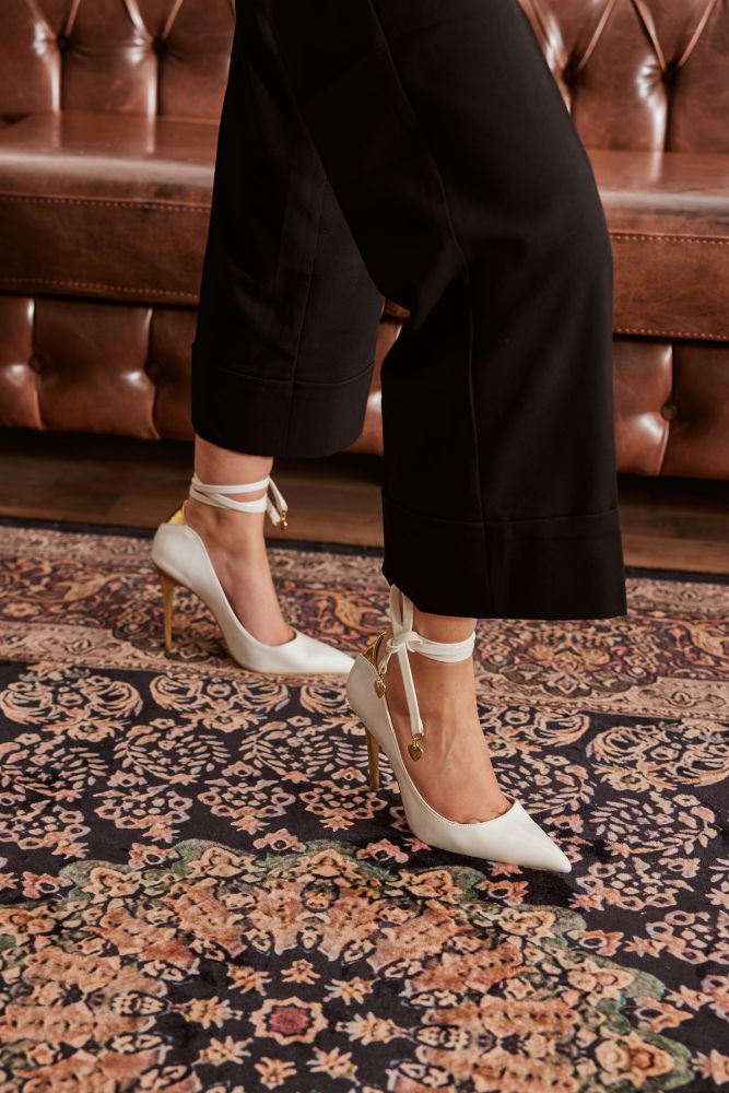 Jasmin Altın Detaylı Bilekten Bağcıklı İnce Topuk 10 Cm Beyaz Rugan Stiletto resmi