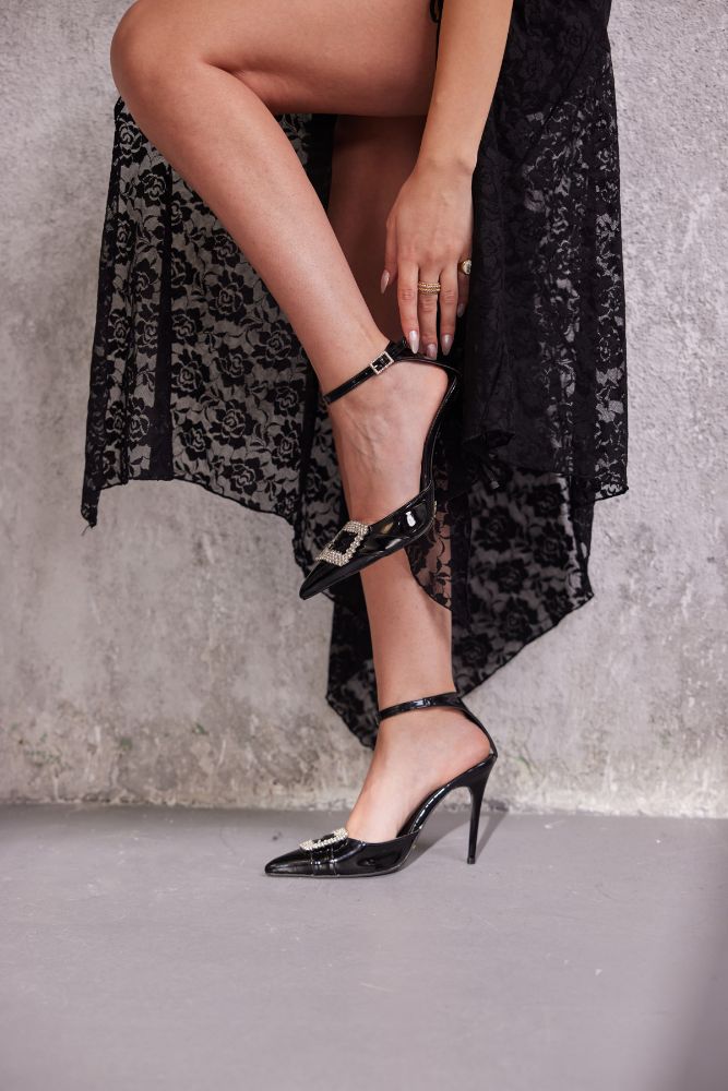 Faye Taşlı Aksesuar Detaylı Bilekten Bantlı İnce Topuk 10 Cm Siyah Rugan Stiletto resmi