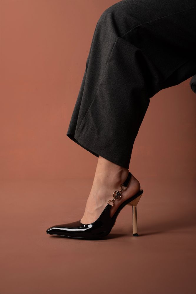 Stella Aksesuar Detaylı İnce Topuk 10 Cm Siyah Rugan Stiletto resmi