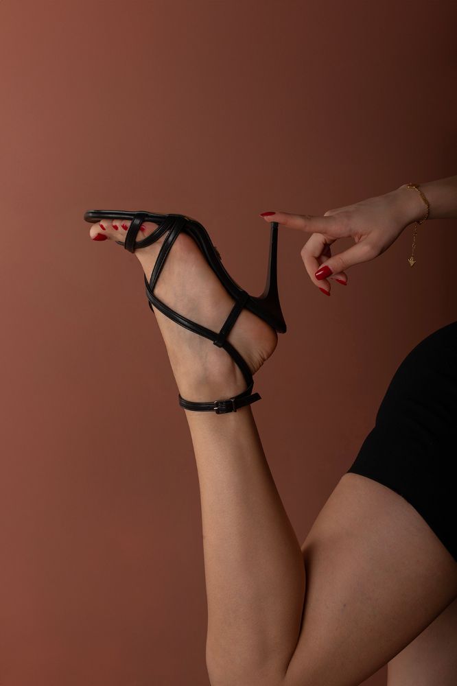 Peyton Bilekten Bantlı İnce Topuk 10 Cm Siyah Mat Topuklu Ayakkabı resmi