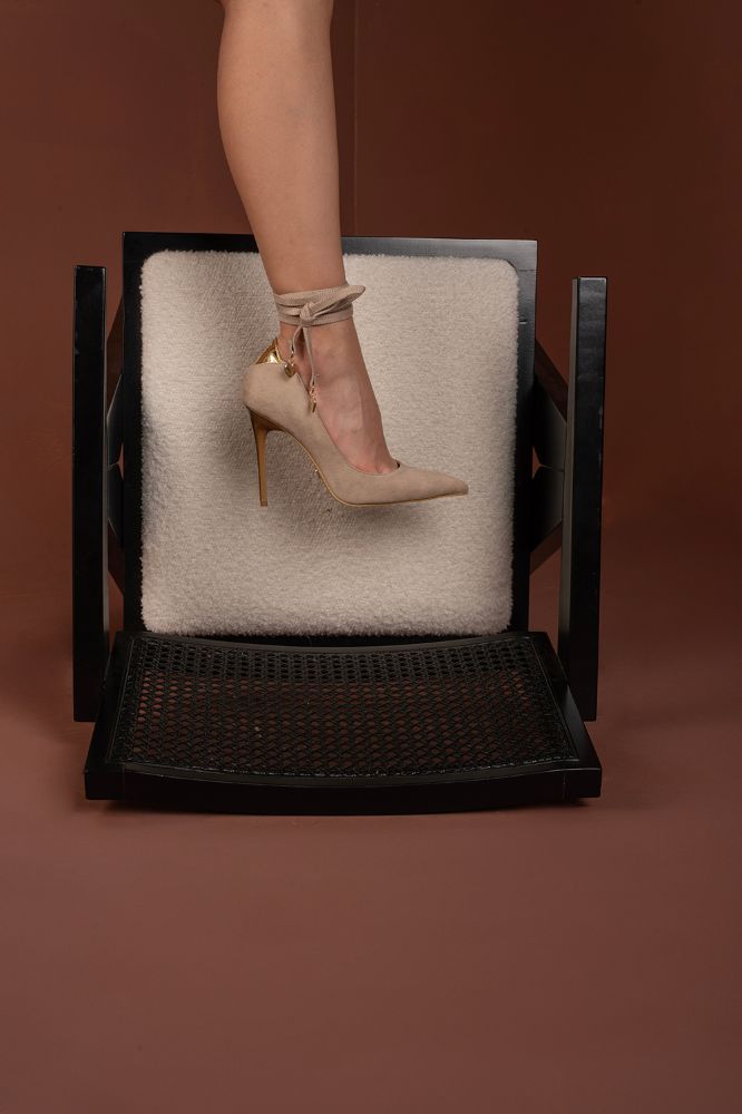 Jasmin Altın Detaylı Bilekten Bağcıklı İnce Topuk 10 Cm Ten Süet Stiletto resmi