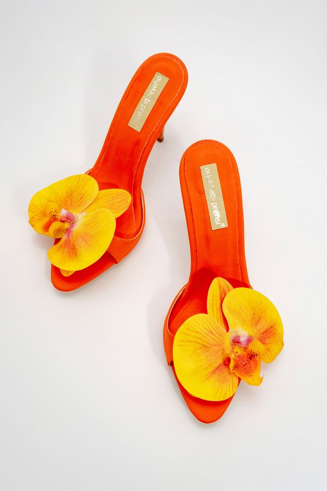 Lily Çiçek Detaylı İnce Topuk 10 Cm Turuncu Saten Terlik resmi