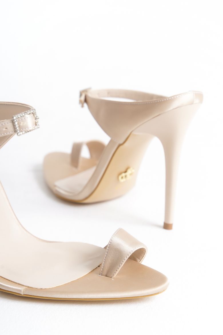 3541 Taşlı Toka Detaylı Parmak Arası İnce Topuk 10 Cm Ten Saten Topuklu Ayakkabı resmi