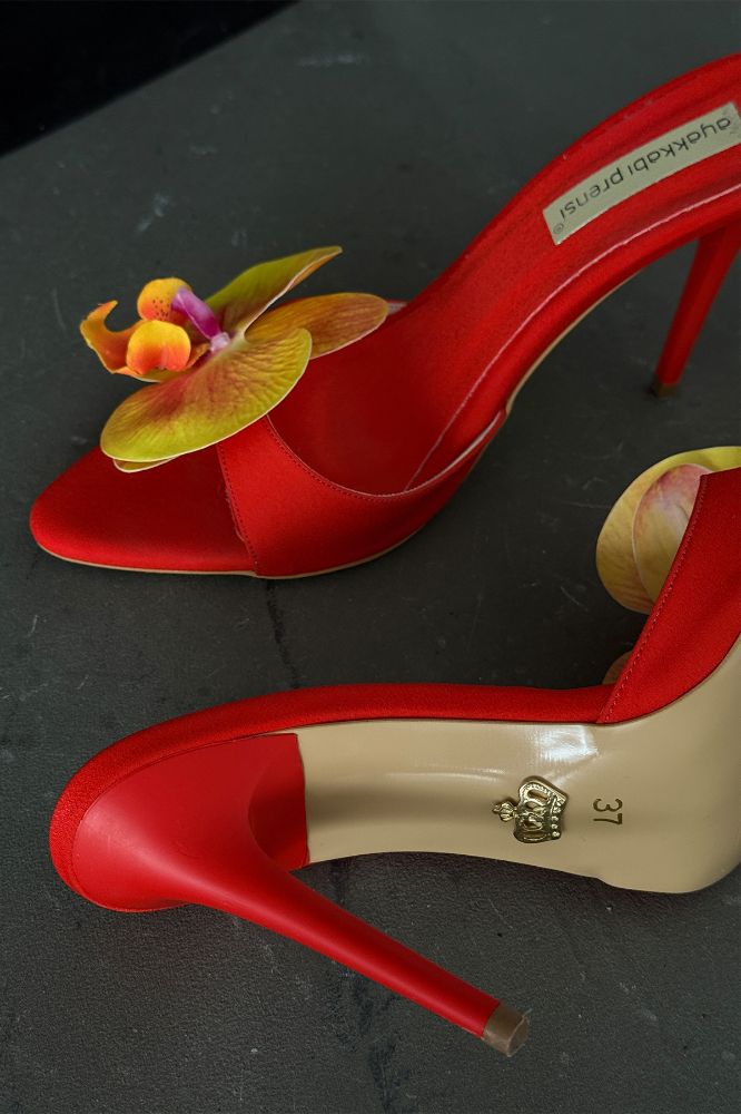 Lily Çiçek Detaylı İnce Topuk 10 Cm Turuncu Saten Terlik resmi