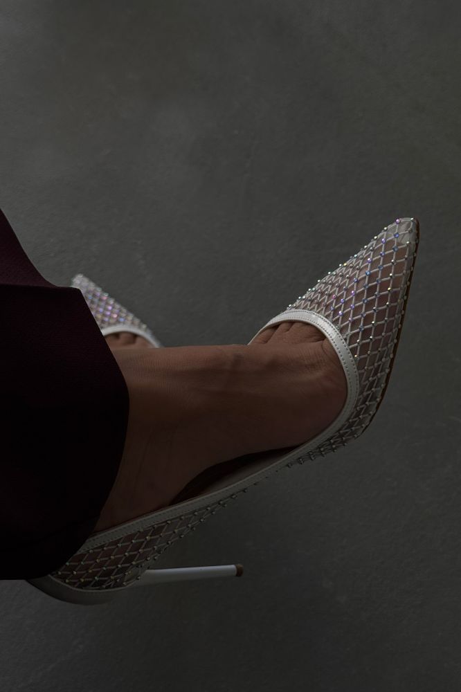 Romy Taş Detaylı Fileli İnce Topuk 10 Cm Beyaz Rugan Stiletto resmi