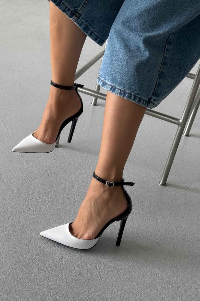 Gael Taşlı Toka Detaylı Bilekten Bantlı İnce Topuk 12 Cm Beyaz Siyah Stiletto resmi