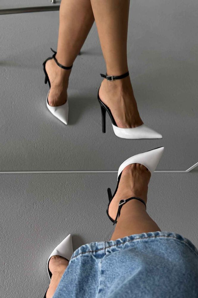 Gael Taşlı Toka Detaylı Bilekten Bantlı İnce Topuk 12 Cm Beyaz Siyah Stiletto resmi