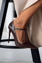 Wren Taşlı Toka Detaylı İnce Topuk 12 Cm Kahve Kırışık Rugan Stiletto
