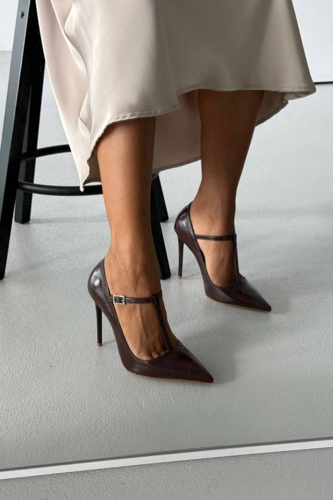 Wren Taşlı Toka Detaylı İnce Topuk 12 Cm Kahve Kırışık Rugan Stiletto resmi