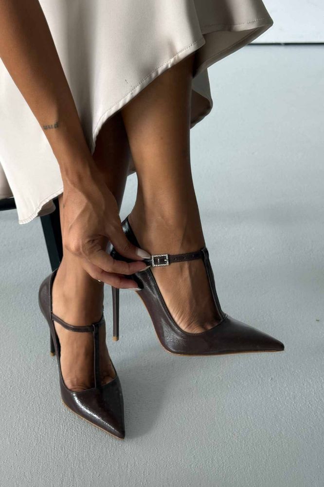 Wren Taşlı Toka Detaylı İnce Topuk 12 Cm Kahve Kırışık Rugan Stiletto resmi