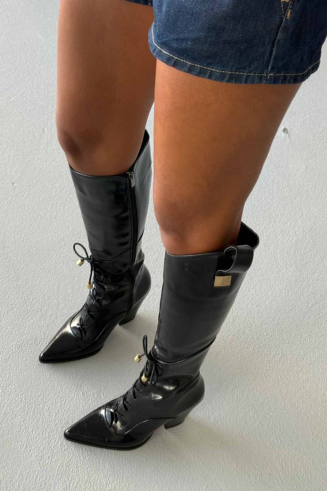 Xenia Bağcık Ve Toka Detaylı Kalın Topuk 9 Cm Siyah Kırışık Rugan Çizme resmi