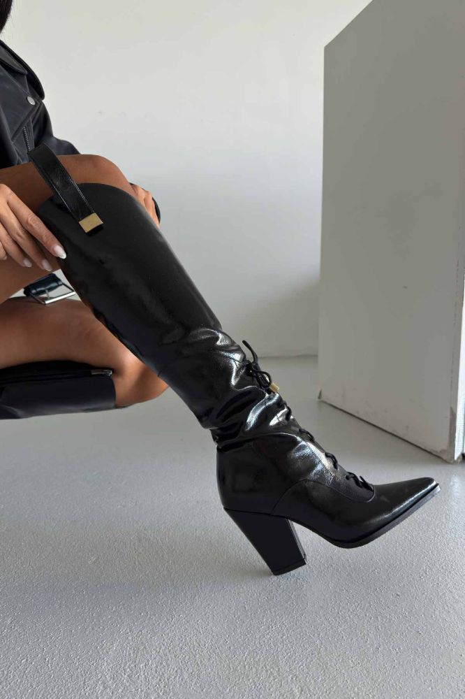 Xenia Bağcık Ve Toka Detaylı Kalın Topuk 9 Cm Siyah Kırışık Rugan Çizme resmi
