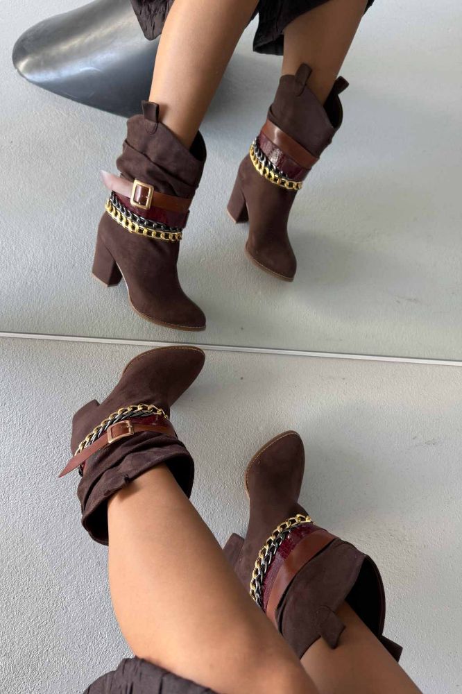 Gipsy Körüklü Ve Aksesuarlı Kalın Topuk 8 Cm Kahverengi Süet Bot resmi