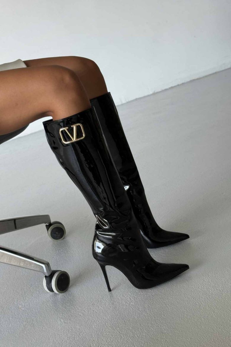 Verla V Detaylı İnce Topuk 10 Cm Siyah Rugan Çizme resmi