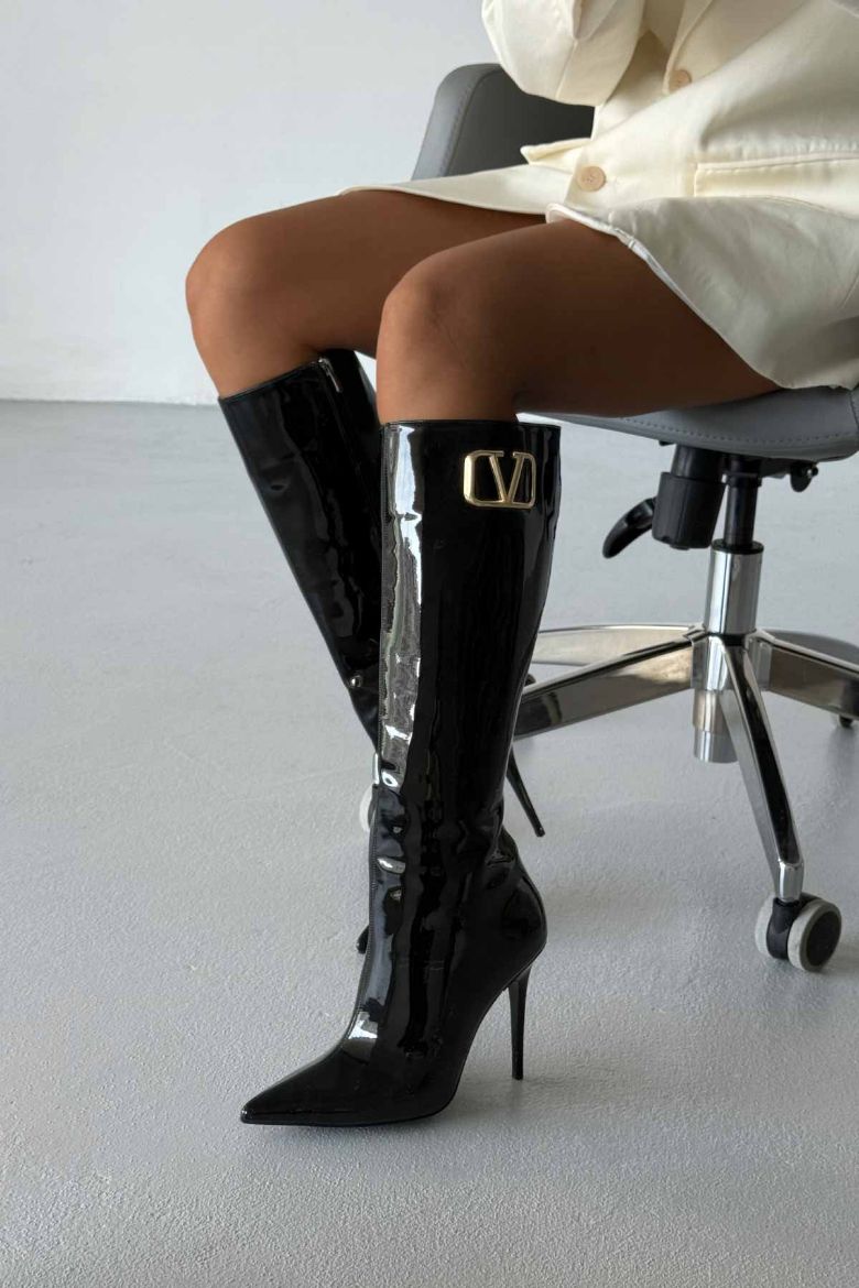 Verla V Detaylı İnce Topuk 10 Cm Siyah Rugan Çizme resmi