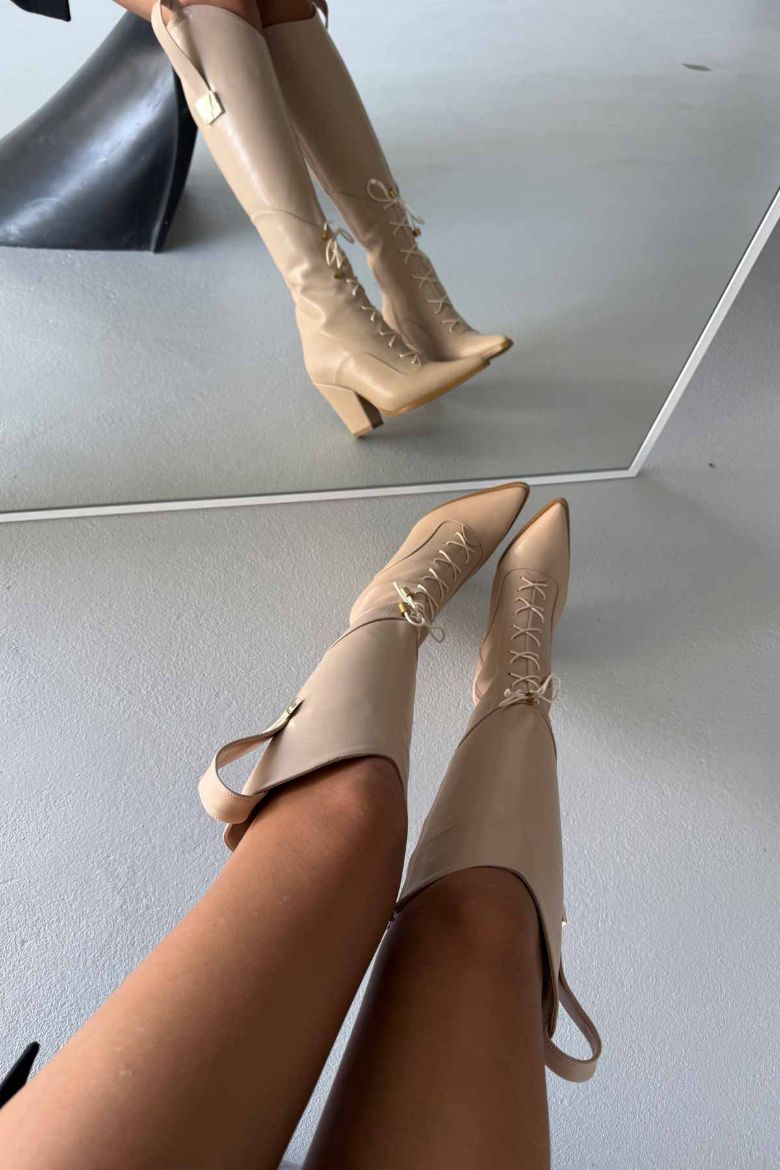 Xenia Bağcık Ve Toka Detaylı Kalın Topuk 9 Cm Nude Mat Çizme resmi