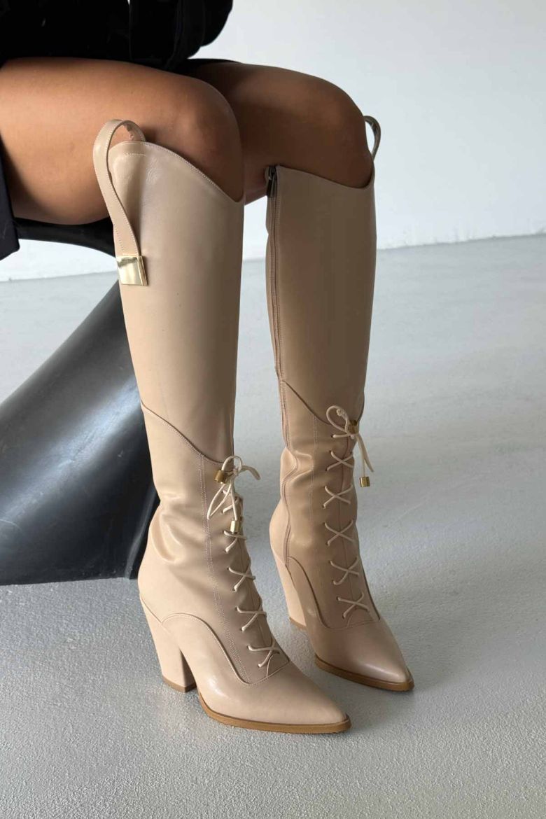 Xenia Bağcık Ve Toka Detaylı Kalın Topuk 9 Cm Nude Mat Çizme resmi