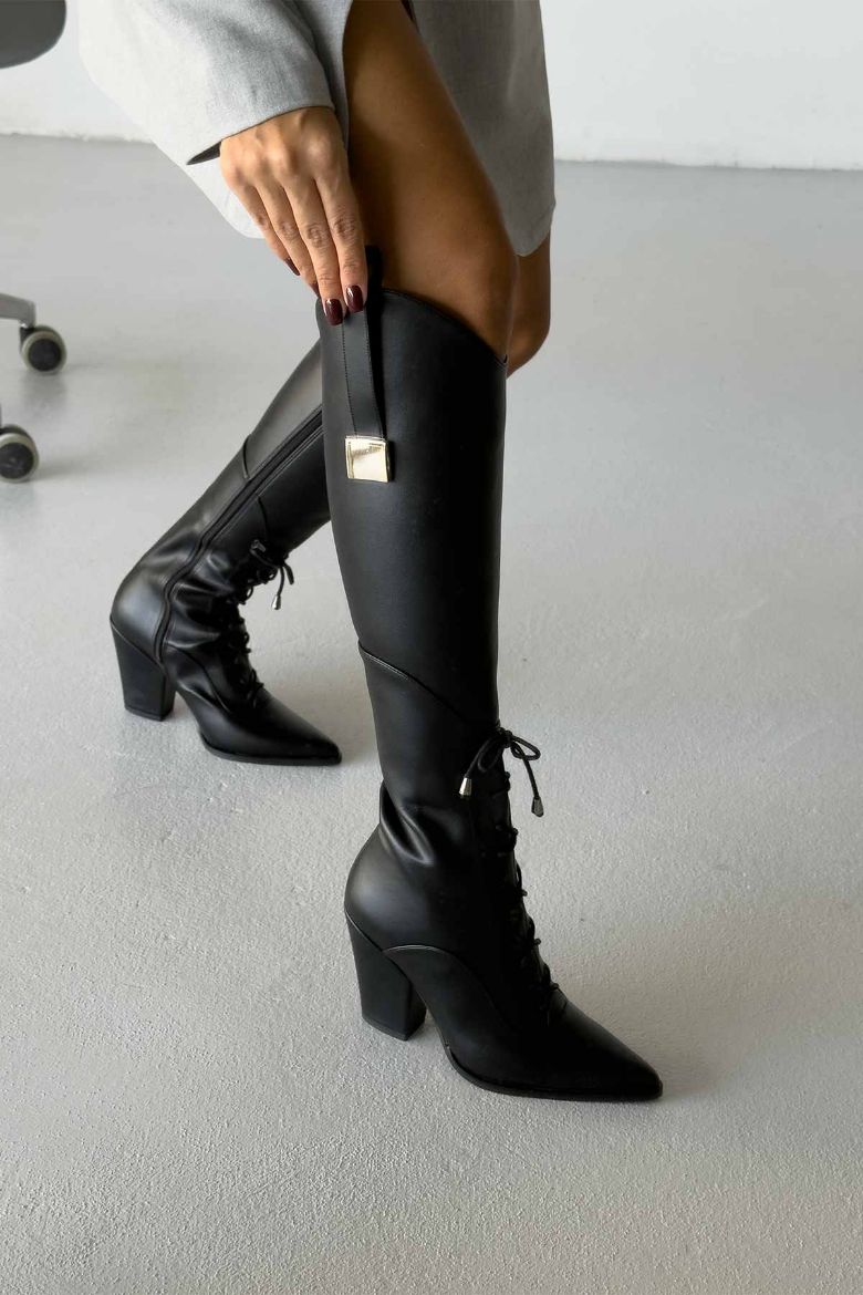 Xenia Bağcık Ve Toka Detaylı Kalın Topuk 9 Cm Siyah Mat Çizme resmi