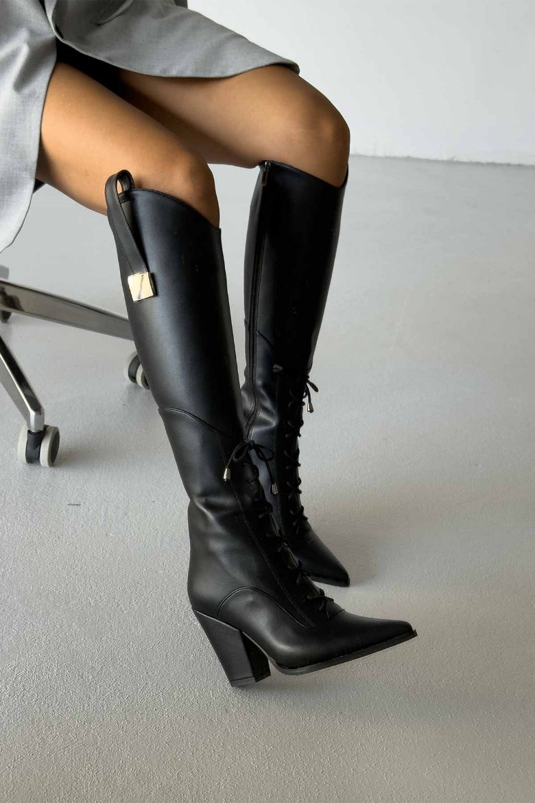 Xenia Bağcık Ve Toka Detaylı Kalın Topuk 9 Cm Siyah Mat Çizme resmi