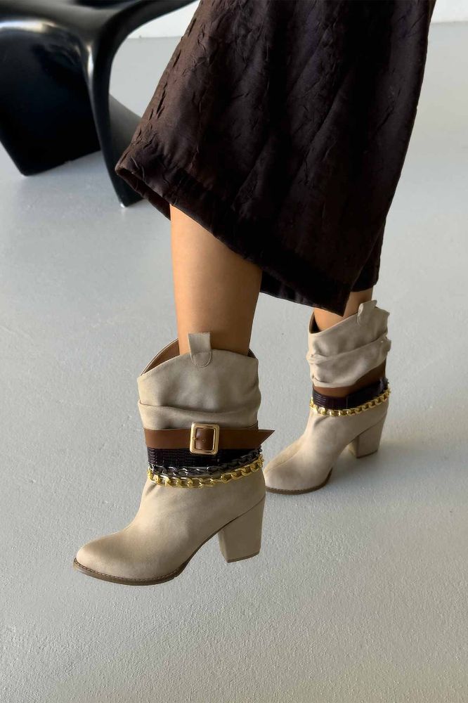 Gipsy Körüklü Ve Aksesuarlı Kalın Topuk 8 Cm Krem İpekli Bot resmi