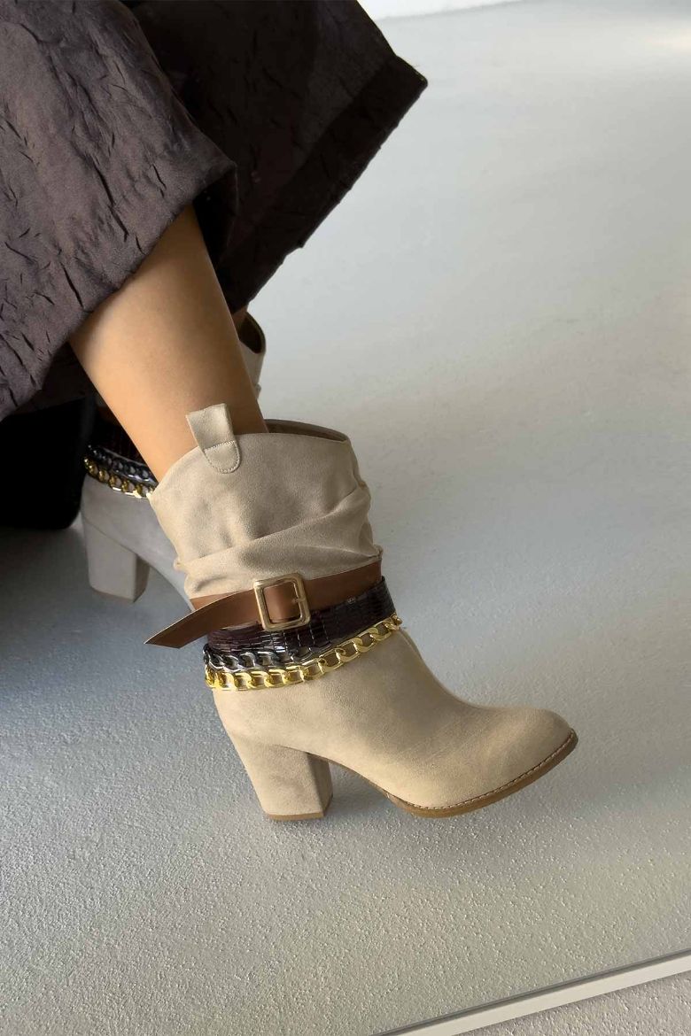 Gipsy Körüklü Ve Aksesuarlı Kalın Topuk 8 Cm Krem İpekli Bot resmi
