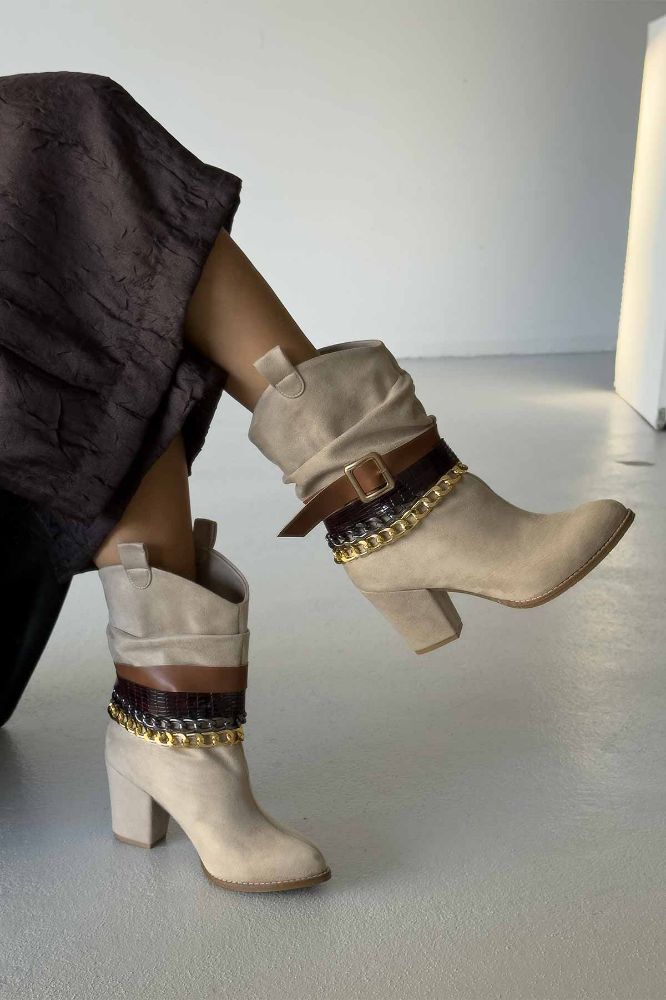 Gipsy Körüklü Ve Aksesuarlı Kalın Topuk 8 Cm Krem İpekli Bot resmi