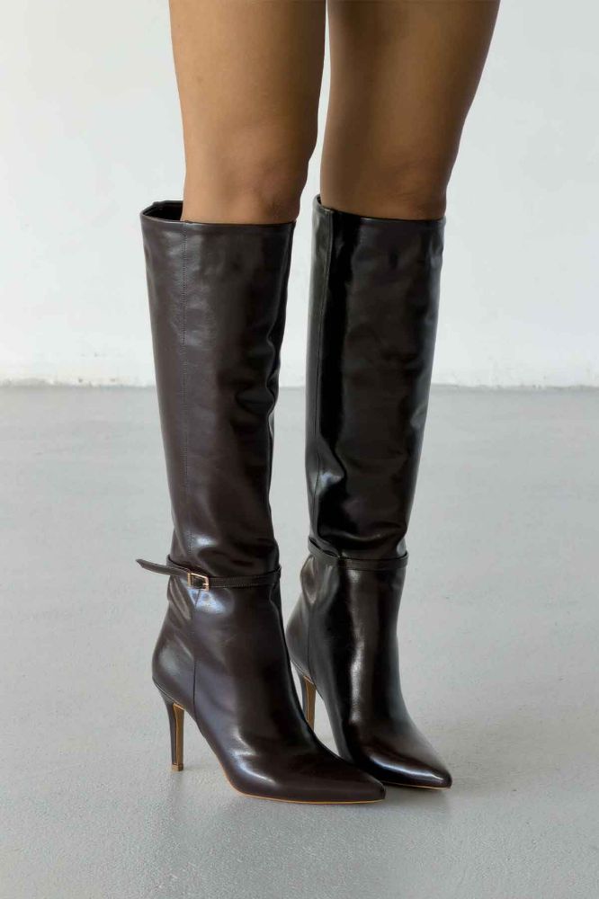 Noelle Toka Detaylı İnce Topuk 10 Cm Kahve Kırışık Rugan Çizme resmi