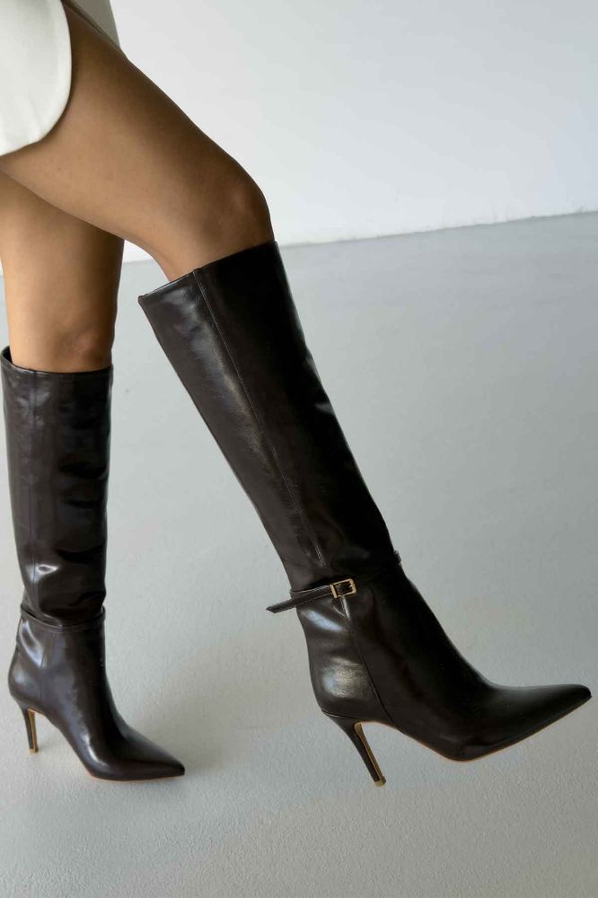 Noelle Toka Detaylı İnce Topuk 10 Cm Kahve Kırışık Rugan Çizme resmi