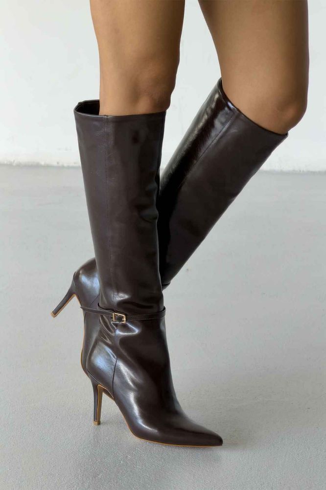 Noelle Toka Detaylı İnce Topuk 10 Cm Kahve Kırışık Rugan Çizme resmi