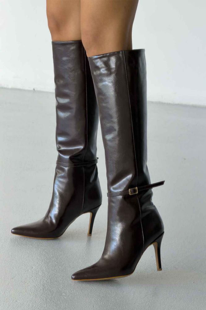 Noelle Toka Detaylı İnce Topuk 10 Cm Kahve Kırışık Rugan Çizme resmi