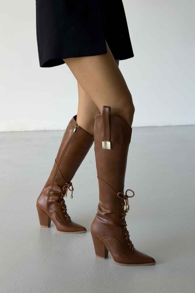 Xenia Bağcık Ve Toka Detaylı Kalın Topuk 9 Cm Taba Mat Çizme resmi