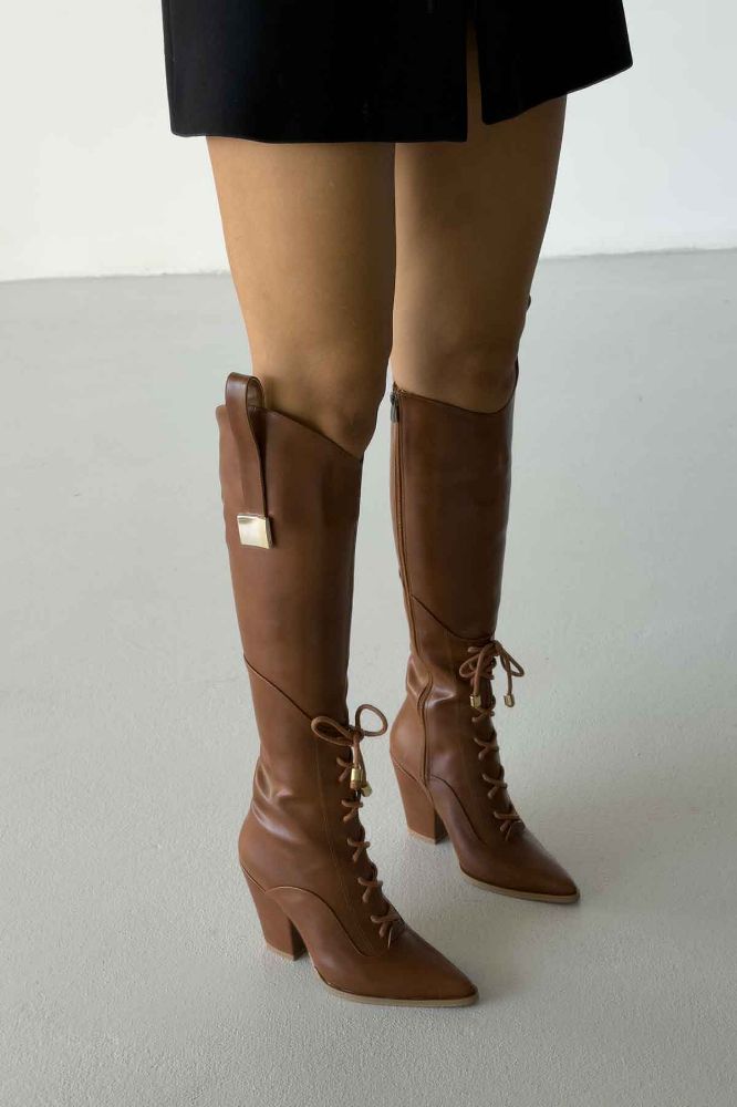 Xenia Bağcık Ve Toka Detaylı Kalın Topuk 9 Cm Taba Mat Çizme resmi