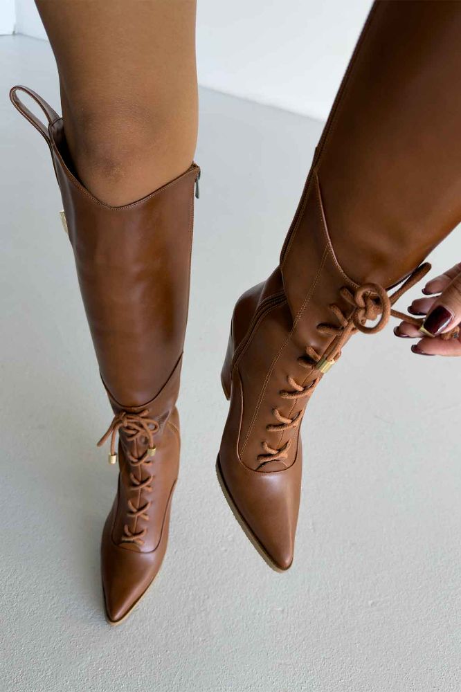 Xenia Bağcık Ve Toka Detaylı Kalın Topuk 9 Cm Taba Mat Çizme resmi