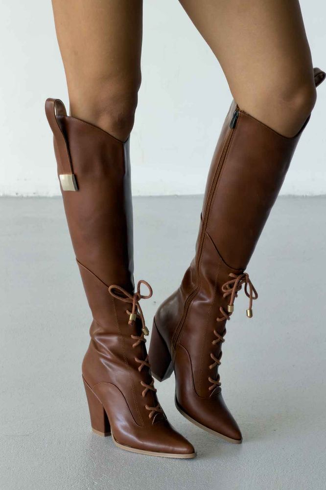 Xenia Bağcık Ve Toka Detaylı Kalın Topuk 9 Cm Taba Mat Çizme resmi