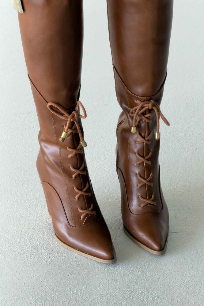 Xenia Bağcık Ve Toka Detaylı Kalın Topuk 9 Cm Taba Mat Çizme resmi