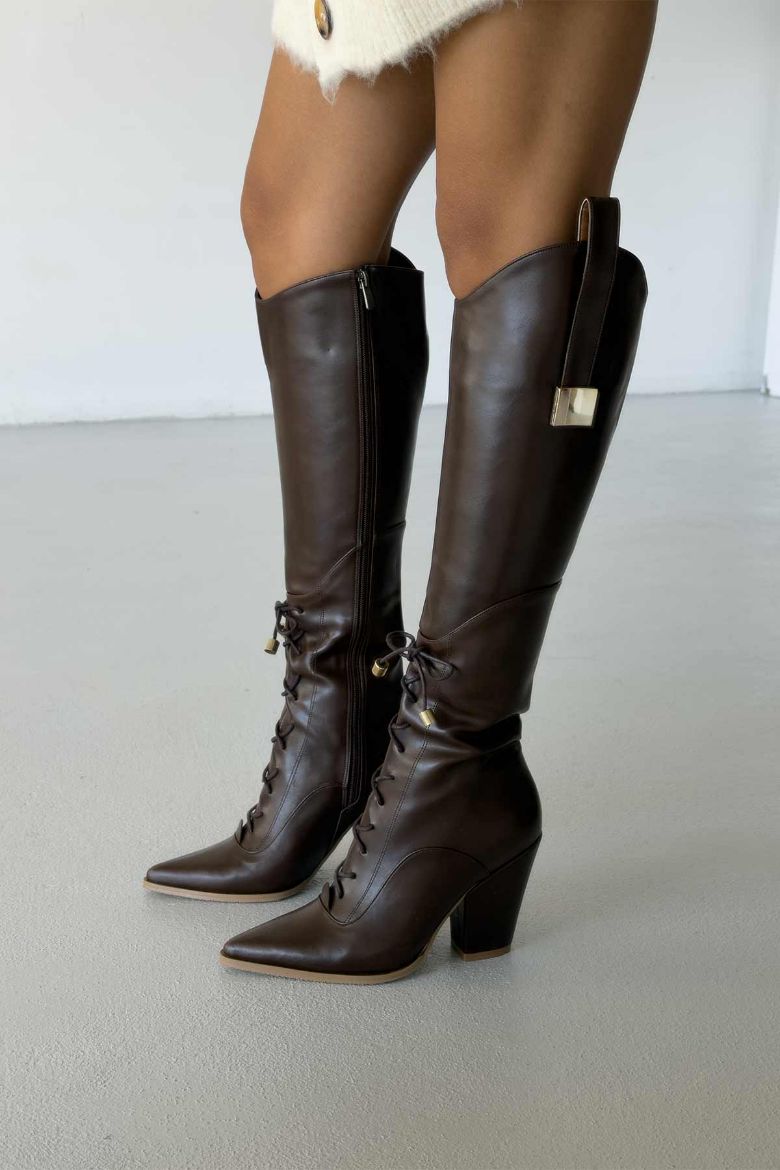 Xenia Bağcık Ve Toka Detaylı Kalın Topuk 9 Cm Acı Kahve Mat Çizme resmi