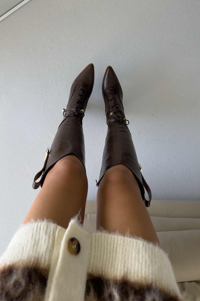 Xenia Bağcık Ve Toka Detaylı Kalın Topuk 9 Cm Acı Kahve Mat Çizme resmi