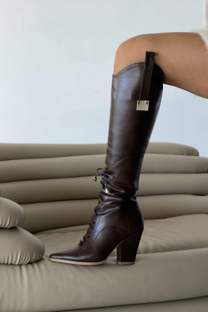 Xenia Bağcık Ve Toka Detaylı Kalın Topuk 9 Cm Acı Kahve Mat Çizme resmi