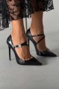 Magi Taşlı Toka Detaylı İnce Topuk 12 Cm Siyah Rugan Stiletto