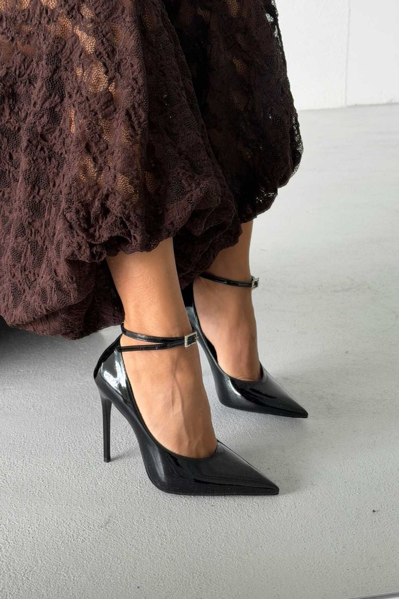 Khole Toka Detaylı İnce Topuk 12 Cm Siyah Rugan Stiletto resmi