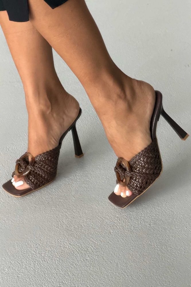 Effie Halka Detaylı İnce Topuk 8 Cm Kahverengi Örgü Sandalet resmi