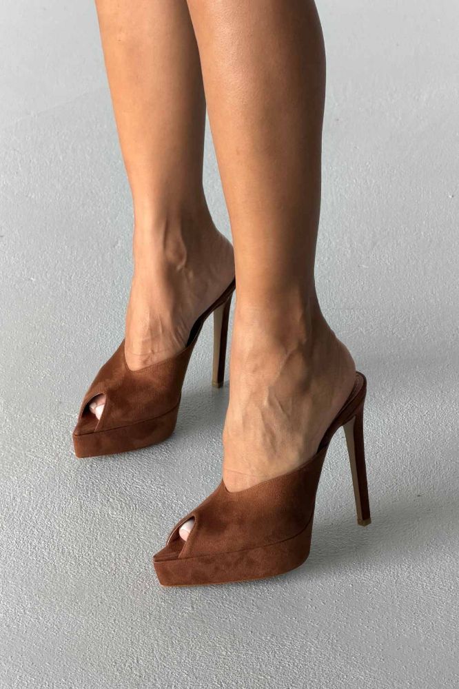 Hannah Burnu Açık İnce Topuk 13 Cm Kahverengi Süet Terlik resmi