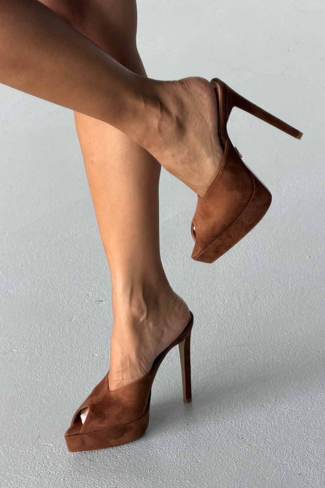 Hannah Burnu Açık İnce Topuk 13 Cm Kahverengi Süet Terlik resmi