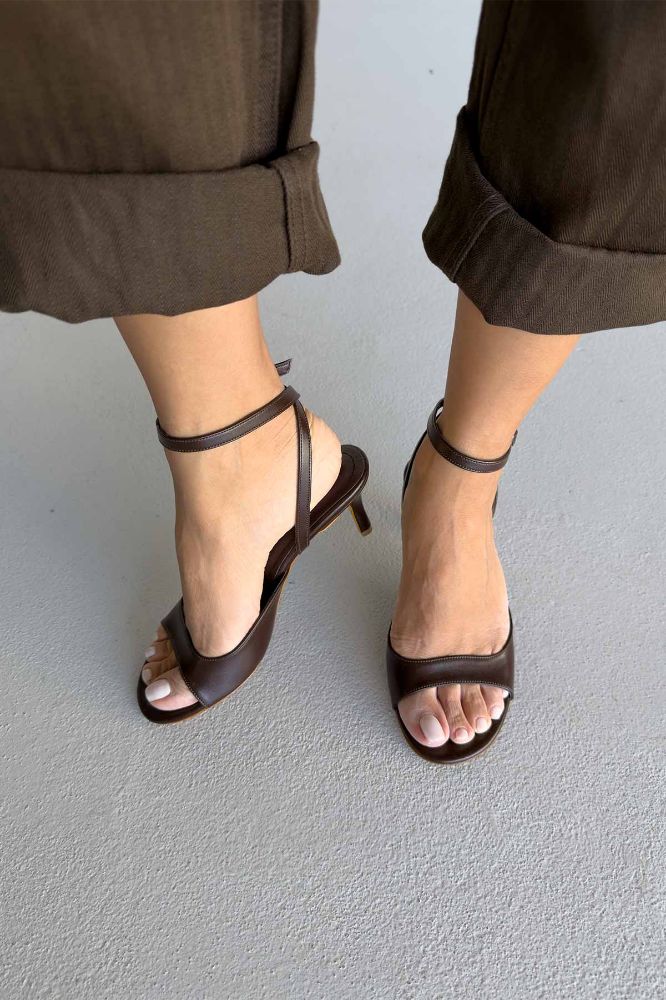 Dobry Bilekten Bantlı İnce Topuk 7 Cm Acı Kahve Mat Topuklu Ayakkabı resmi