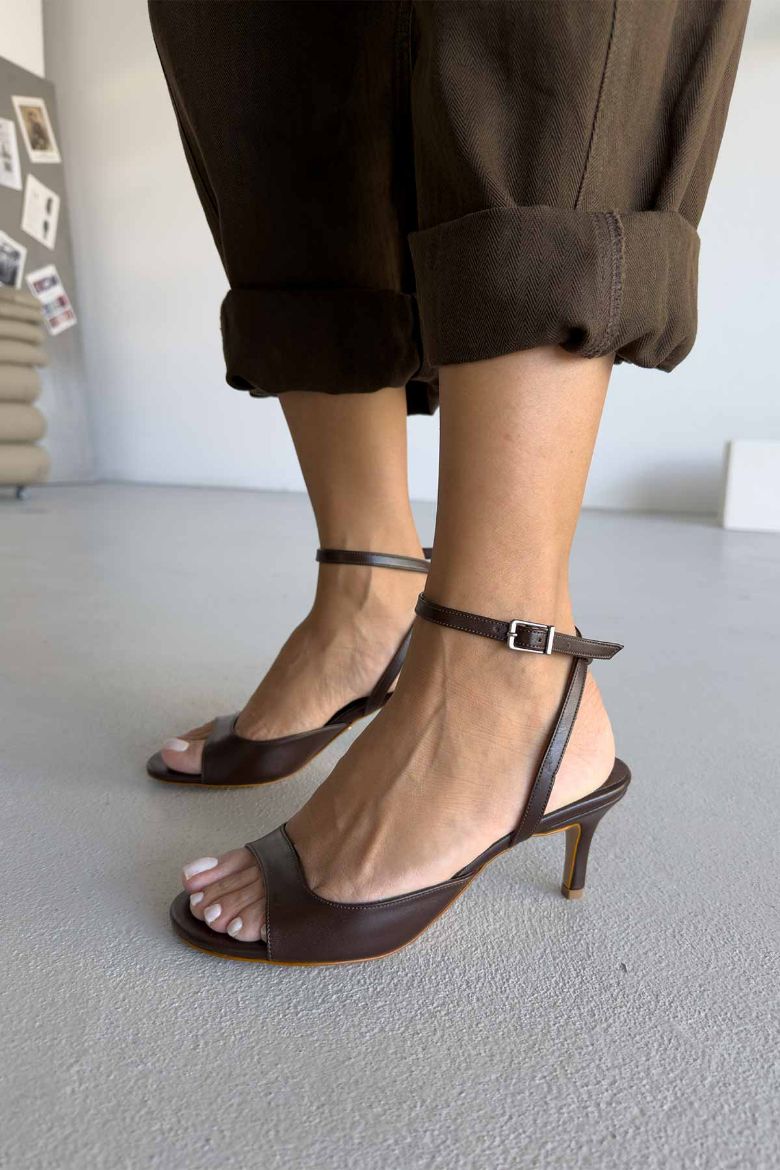 Dobry Bilekten Bantlı İnce Topuk 7 Cm Acı Kahve Mat Topuklu Ayakkabı resmi