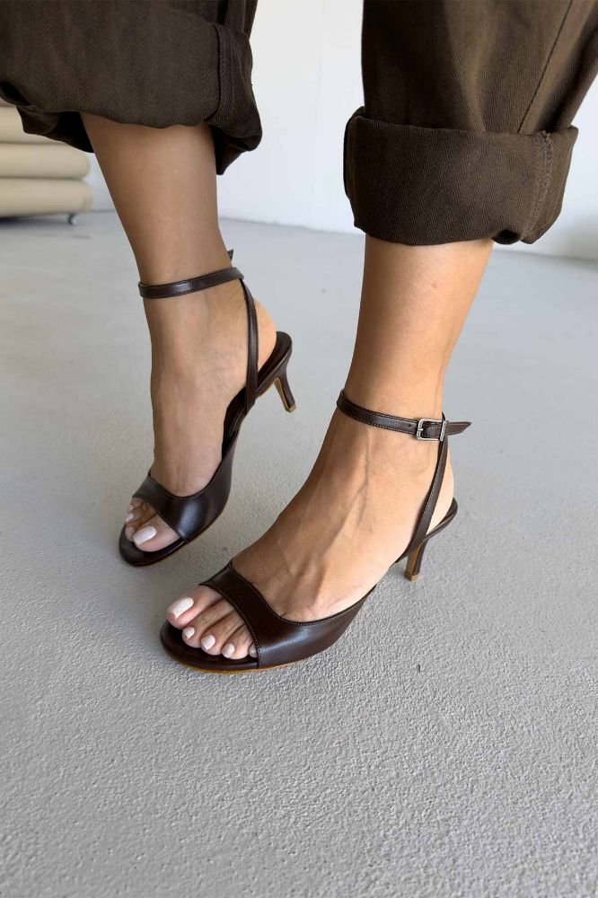 Dobry Bilekten Bantlı İnce Topuk 7 Cm Acı Kahve Mat Topuklu Ayakkabı resmi