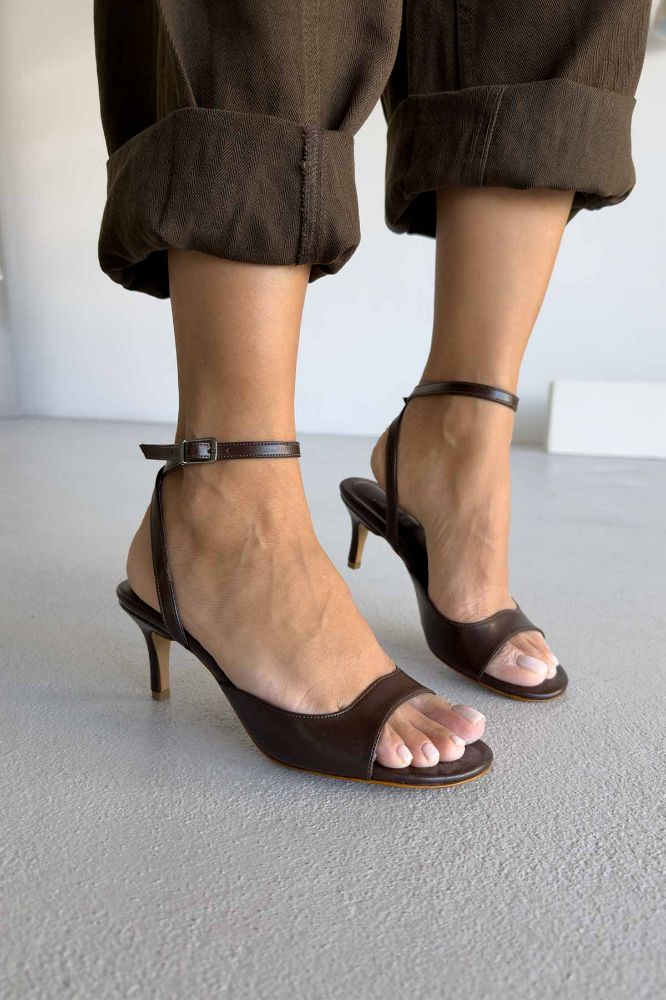 Dobry Bilekten Bantlı İnce Topuk 7 Cm Acı Kahve Mat Topuklu Ayakkabı resmi