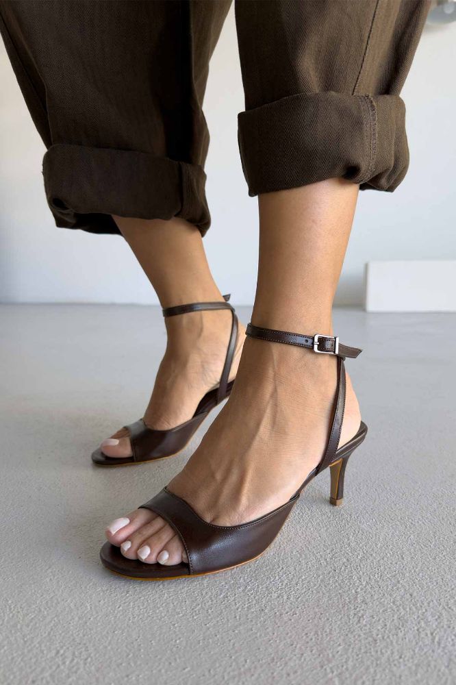 Dobry Bilekten Bantlı İnce Topuk 7 Cm Acı Kahve Mat Topuklu Ayakkabı resmi