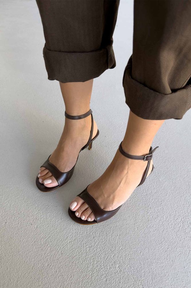 Dobry Bilekten Bantlı İnce Topuk 7 Cm Acı Kahve Mat Topuklu Ayakkabı resmi